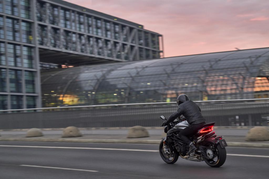 afb 2 - BRUTALE 1000 RS_ACTION web1024
